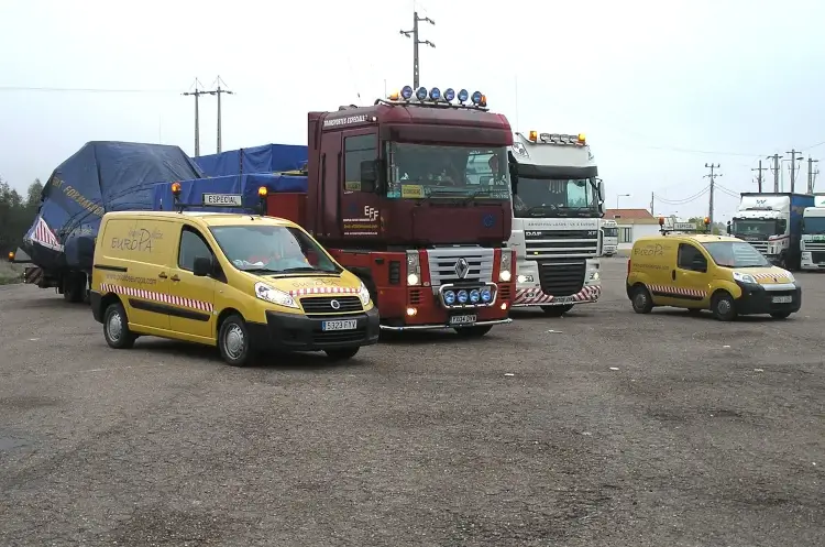 Gallery_Images_General_Freight_2 Lorries and vans ready to transport equipment.