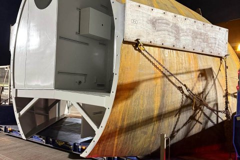 Night operation with aeroplane body in a yard