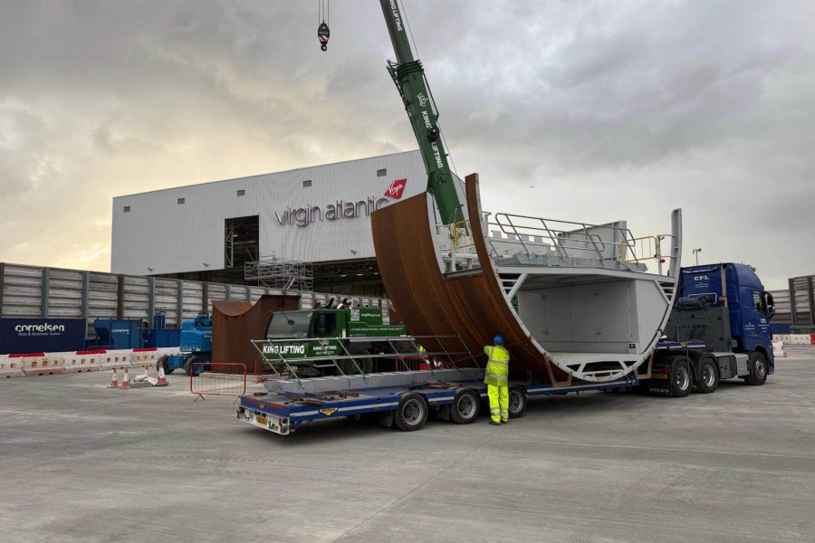 Cylindrical industrial module secured on a trailer