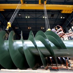 Gallery_Images_Screw_4 An enormous Archimedes Screw being gently lowered to the ground by a crane.